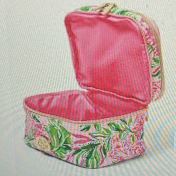 Lilly Pulitzer, NWTs Devon’s Pink Floral Cosmetic Train Case with Gold Hardware - Picture 2 of 5